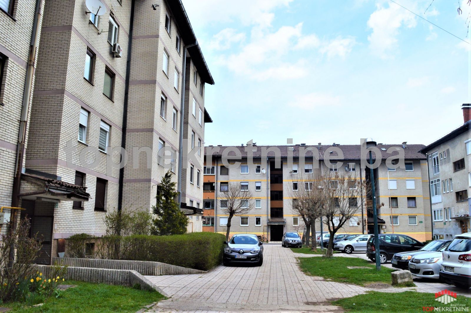 Spacious, 3BDR apartment with a balcony, 92 SqM, Hrasnica