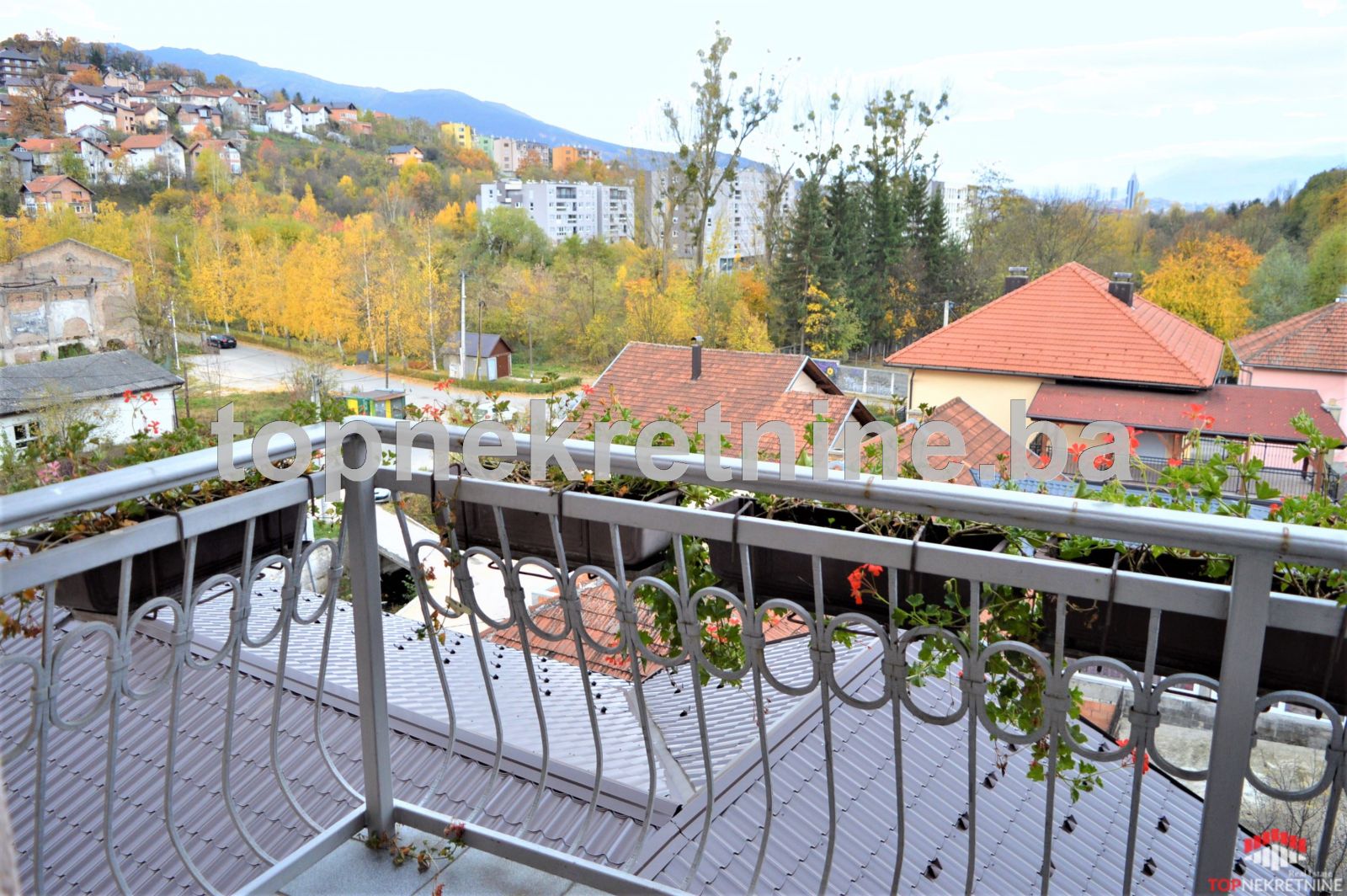 Polunamješten dvoetažni stan od 140m2 sa 4 balkona, kod Pionirske doline