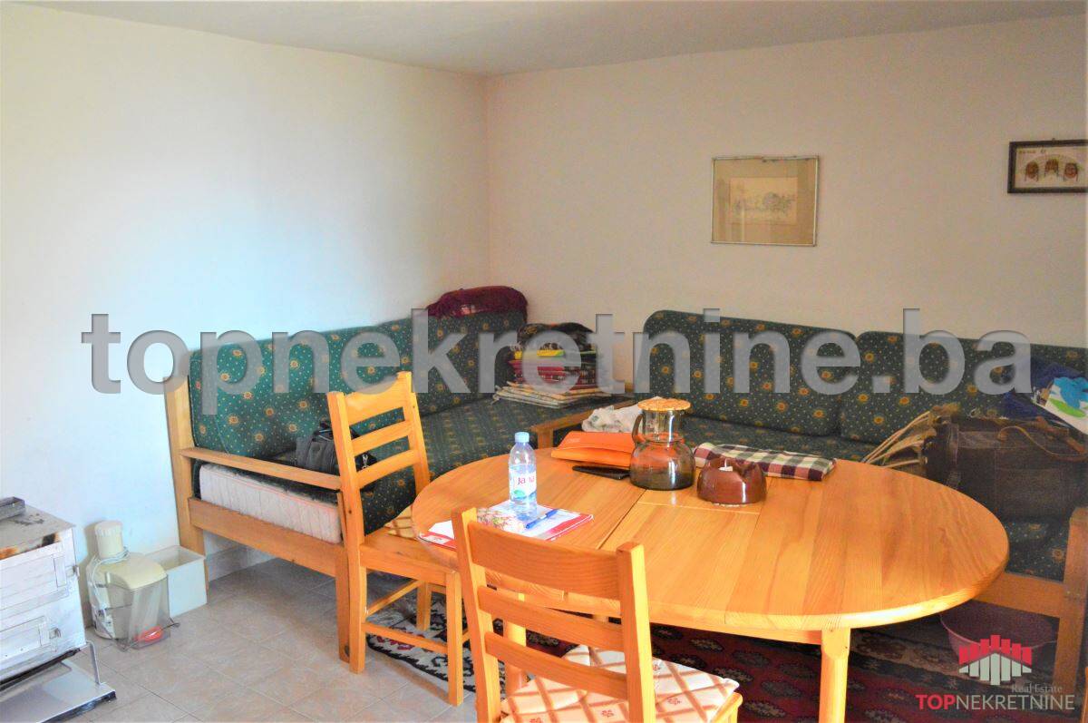 Kuća Pr+1 sa lijepom okućnicom i parkingom, izgrađena na parceli od